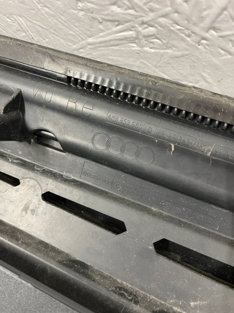 AUDI Q8 4M8 LISTWA DRZWI PRAWA PRZÓD 4M8853960D AUDI Q8 4M8 LISTWA DRZWI PRAWA PRZÓD 4M8853960D
