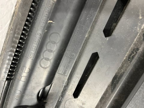 AUDI Q8 4M8 LISTWA DRZWI PRAWA PRZÓD 4M8853960D AUDI Q8 4M8 LISTWA DRZWI PRAWA PRZÓD 4M8853960D