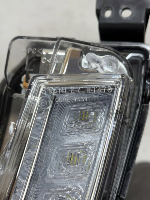 SUZUKI VITARA III DRL LEWY LED HALOGEN W1378 ORG FV WYS 24h SUZUKI VITARA III DRL LEWY LED HALOGEN W1378 ORG FV WYS 24h